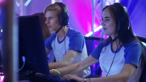 Команда подростков-геймеров играет в многопользовательской видеоигре на турнире по киберспорту, давая друг другу пять . — стоковое видео