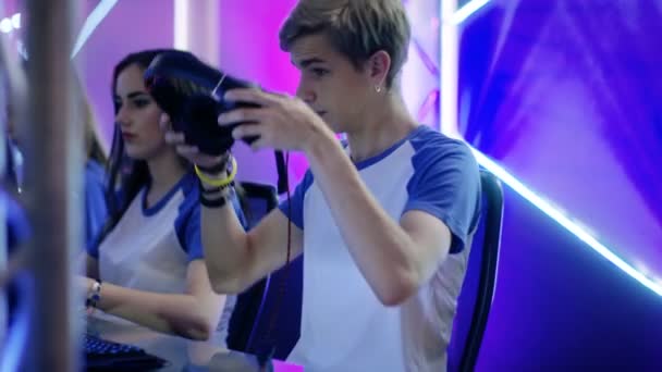 Equipo de jugadores adolescentes Prepárate para el torneo de eSport, ponte sus auriculares. Área del torneo / Internet Café se ve bien con luces de neón . — Vídeos de Stock