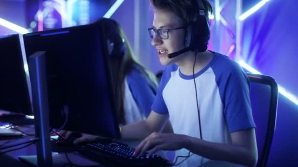 Команда подростков-геймеров играет в многопользовательской компьютерной видеоигре на турнире по киберспорту. Игра в поддавки . — стоковое видео