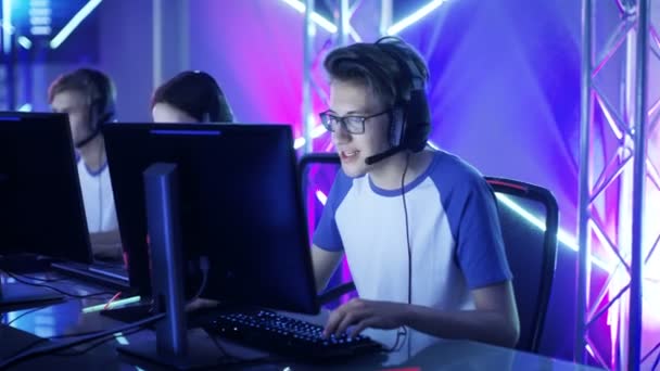 Il team di giocatori adolescenti vince il torneo di videogioco online di Internet Cafe e festeggia con il cinque. Momento di gioco emotivo . — Video Stock