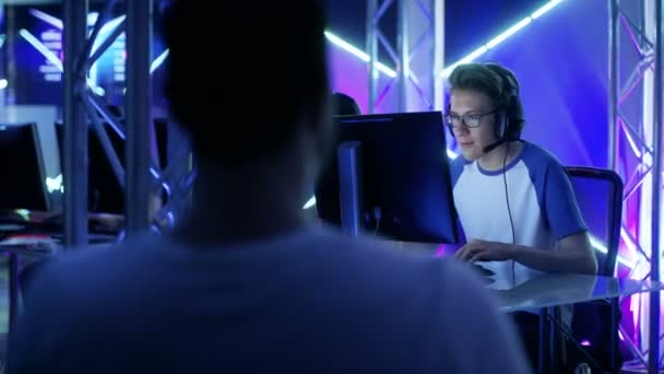 Zespół profesjonalnych graczy eSport Grających w konkurencyjnych grach wideo w Turnieju Cyber Games. Zespół wygrywa, widzowie biją brawo. — Wideo stockowe