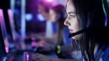 Güzel profesyonel oyun kız ve esport siber oyunları turnuva Her takım katılmak. O onun kulaklıklar var ve bir takım lideri olarak o mikrofona stratejik manevraları komutları.