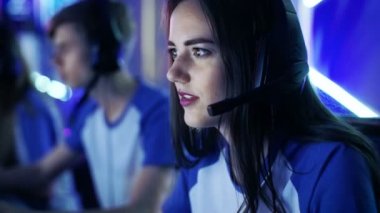 Güzel profesyonel oyun kız ve esport siber oyunları turnuva Her takım katılmak. O onun kulaklıklar var ve bir takım lideri olarak o mikrofona stratejik manevraları komutları.