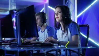 Güzel profesyonel oyun kız ve esport siber oyunları turnuva Her takım katılmak. O onun kulaklıklar var ve bir takım lideri olarak o mikrofona stratejik manevraları komutları.