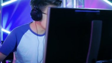 Atış, takım, genç oyuncular oyun Multiplayer Pc bilgisayar oyununda bir esport turnuva taşıma. 