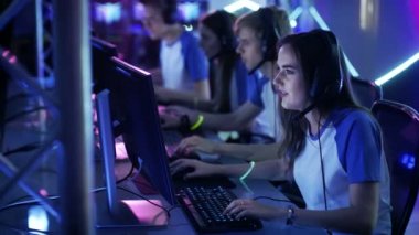 Güzel profesyonel oyun kız ve esport siber oyunları turnuva Her takım katılmak. O onun kulaklıklar var ve bir takım lideri olarak o mikrofona stratejik manevraları komutları.