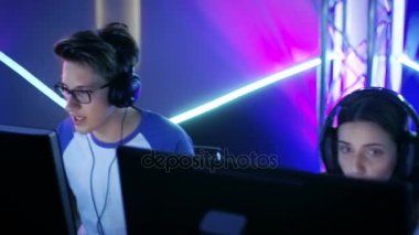 Atış, takım, erkek ve kız oyun oynarken Multiplayer Pc bilgisayar oyununda bir esport turnuva taşıma. 