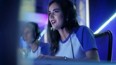 Güzel profesyonel oyun kız ve esport siber oyunları turnuva Her takım katılmak. O onun kulaklıklar var ve bir takım lideri olarak o mikrofona stratejik manevraları komutları.