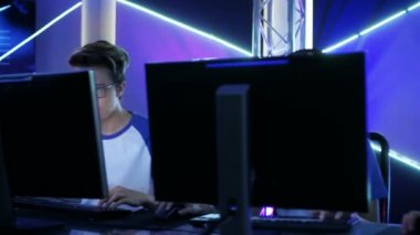 Atış, takım, genç oyuncular oyun Multiplayer Pc bilgisayar oyununda bir esport turnuva hareket. Duygusal an kullanılıyorsa.