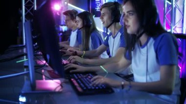 Atış, takım, genç oyuncular oyun Multiplayer Pc bilgisayar oyununda bir esport turnuva hareket. Duygusal an ücret mikrofonlar konuşuyorlar.