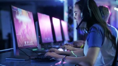 Profesyonel esport oyuncular rekabetçi Mmorpg oynayarak takım / strateji oyunu bir siber oyunları turnuva üzerinde. Onlar birbirlerine mikrofonlar konuşun. Arena Neon ışıklarla iyi görünüyor.