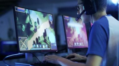 Profesyonel oyun oyunlar MMORPG / strateji oyunu kendi bilgisayarında. Online siber oyunları turnuva, çalış evde veya Internet Cafe katılıyor. Gözlük ve oyun kulaklıklar takıyor.