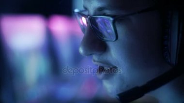 Profesyonel oyun oyunlar MMORPG / strateji oyunu kendi bilgisayarında. Online siber oyunları turnuva, çalış evde veya Internet Cafe katılıyor. O gözlük ve Gaming Headset giyer.