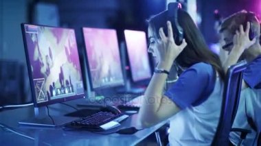 Profesyonel oyuncular kulaklıklarda koymak ve Mmorpg olarak oynamaya başlamak / strateji oyunu kendi bilgisayarlarında. Takım katılır Online siber oyunları turnuvada / Internet Cafe oynama. 
