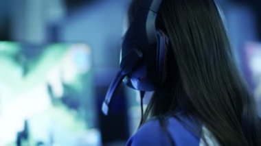 Profesyonel kız oyun Mmorpg oyunlarında / strateji oyunu onun bilgisayar üzerinde. O Online siber oyunları turnuva, çalış evde veya Internet Cafe katılıyor. Gaming Headset giyiyor.