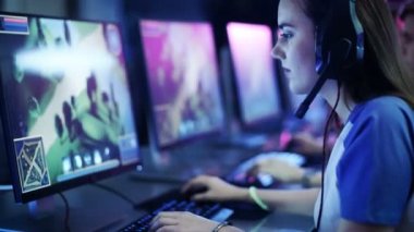 Profesyonel kız oyun Mmorpg oyunlarında / strateji oyunu onun bilgisayar üzerinde. O Online siber oyunları turnuva, çalış evde veya Internet Cafe katılıyor. Oyun kulaklıklar takıyor.