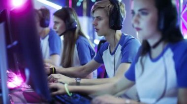 Profesyonel esport oyuncular bir siber oyunları turnuva üzerinde rekabetçi Video Oyunları'nda oynayan takım. Onlar birbirlerine konuyu mikrofonlar.