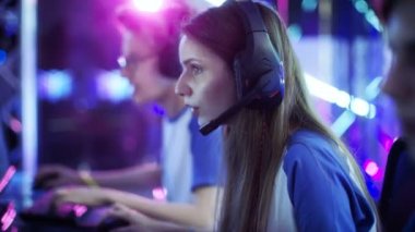 Güzel profesyonel oyun kız ve esport siber oyunları turnuva Her takım katılmak. O onun kulaklık ve görüşmeler vardır mikrofona.