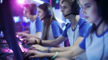 Profesyonel esport oyuncular bir siber oyunları turnuva üzerinde rekabetçi Video Oyunları'nda oynayan takım. Onlar birbirlerine konuyu mikrofonlar.