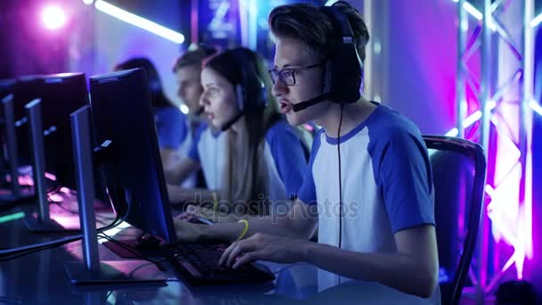 Team of Professional eSport Gamers Playing in Competitive Video Games on a Cyber Games Tournament. Perdieron. Momento cargado emocionalmente . — Vídeos de Stock