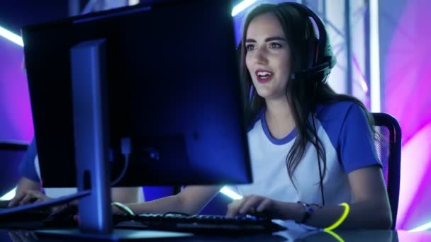 Beautiful Professional Gamer Girl y su equipo participan en eSport Cyber Games Tournament. Ella tiene sus auriculares y colorida banda en. — Vídeo de stock