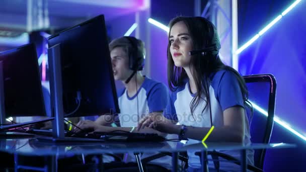 Schöne professionelle Gamer Mädchen und ihr Team nehmen an esport Cyber-Spiele-Turnier teil. Sie hat ihre Kopfhörer und als Teamleiterin befehligt sie strategische Manöver ins Mikrofon. — Stockvideo