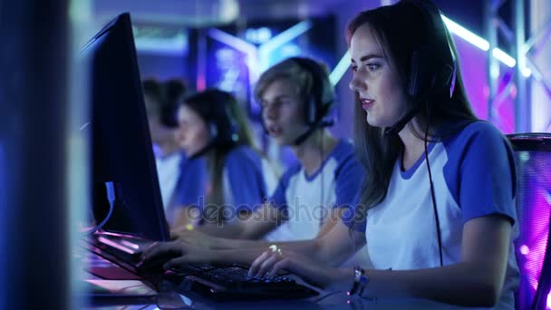 Beautiful Professional Gamer Girl y su equipo participan en eSport Cyber Games Tournament. Ella tiene sus auriculares y como líder de equipo comanda maniobras estratégicas en el micrófono . — Vídeos de Stock