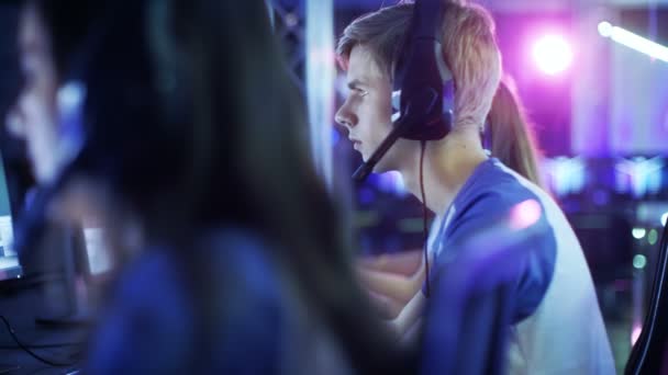 Profesyonel esport oyuncular bir siber oyunları turnuva üzerinde rekabetçi Video Oyunları'nda oynayan takım. Onlar birbirlerine konuyu mikrofonlar. — Stok video
