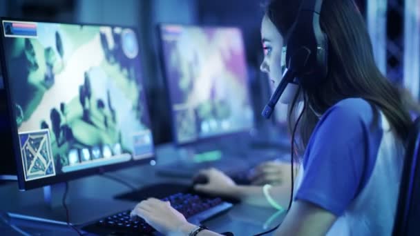 De Gamer speelt professioneel meisje in Mmorpg / strategie videogame op haar Computer. Ze nam deel in Online Cyber Games toernooi, speelt thuis of in een Internet Cafe. Ze draagt Gaming Headset. — Stockvideo