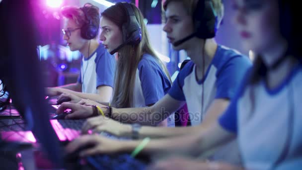 Team professioneller E-Sport-Spieler, die in wettbewerbsfähigen Videospielen an einem Cyber-Games-Turnier teilnehmen. Sie reden miteinander in Mikrofone. — Stockvideo