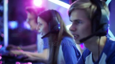Profesyonel esport oyuncular bir siber oyunları turnuva tarihinde Video oyunları oynayarak takım. Onlar birbirlerine mikrofonlar konuşun. Arena Neon ışıklarla iyi görünüyor.