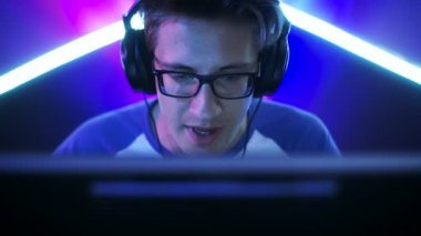 Profesyonel oyun oyunlar MMORPG / strateji / Shooter Video oyunu kendi bilgisayarında. Online siber oyunları turnuva, çalış evde veya Internet Cafe katılıyor. O gözlük takar ve kulaklıklar, oyun mikrofona konuşur.
