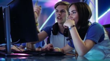 Çocuk ve etkin bir şekilde düşünme / tartışırken kız oyuncular oyun strateji / taktik, onlar Internet Cafe veya siber oyunları turnuva.