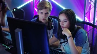 Çocuk ve etkin bir şekilde düşünme / tartışırken kız oyuncular oyun strateji / taktik, onlar Internet Cafe veya siber oyunları turnuva.