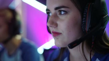 Güzel profesyonel oyun kız ve esport siber oyunları turnuva Her takım katılmak. O onun kulaklıklar var