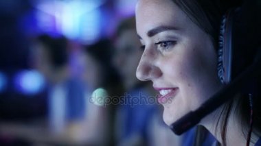 Güzel profesyonel oyun kız ve esport siber oyunları turnuva Her takım katılmak. O onun kulaklık ve görüşmeler vardır mikrofona.