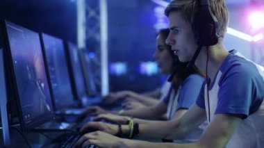 Tallinn, Estonya - 20 Temmuz 2017: Counter-Strike oynayan gençler: genel Taarruzu 