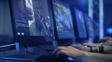 Tallinn, Estonya - 20 Temmuz 2017: Yakın çekim oyun Counter-Strike oynayan bir kiybort ellerde birinin: genel Taarruzu.