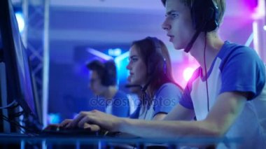 Tallinn, Estonya - 20 Temmuz 2017: Takım Counter-Strike oynayan kızlar ve erkekler: özel olarak tasarlanmış oyun arenada küresel Taarruzu.