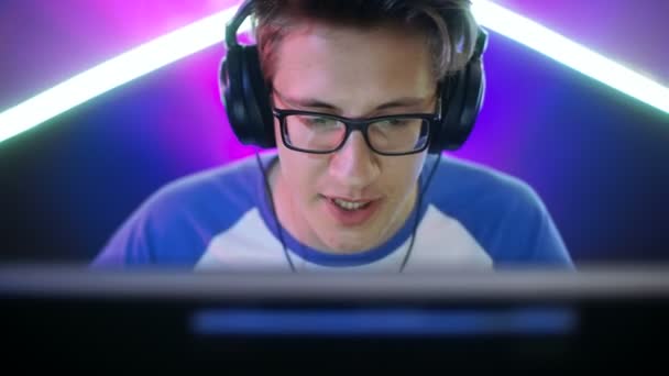 Przejściem strzał z zespołu z nastoletnich graczy gra w Multiplayer Pc Video Game esport turnieju w Internet Cafe. Ładunek emocjonalny Moment. — Wideo stockowe