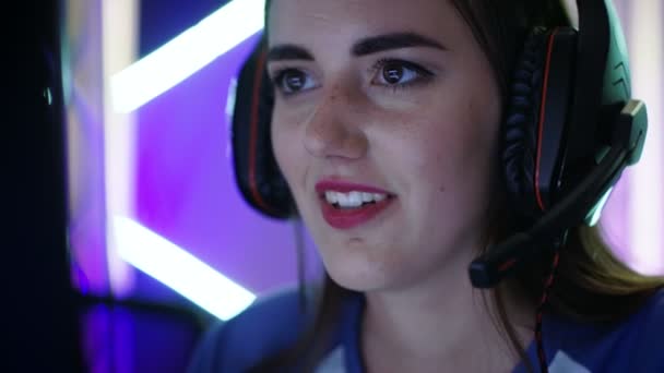 Vackra Professional Gamer flicka och hennes Team delta i esport Cyber Games turnering. Hon har hennes hörlurar och talar i mikrofonen. — Stockvideo