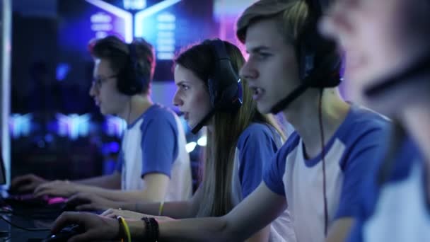 Team of Professional eSport Gamers Jogando em Jogos de Vídeo Competitivos em um Torneio de Jogos Cibernéticos. Eles falam uns com os outros em microfones . — Vídeo de Stock