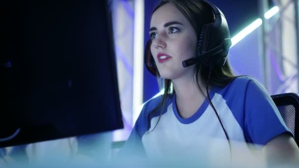 Krásné profesionální hře dívku a její tým účastní esport turnaje Cyber Games. Má její sluchátka a mluví do mikrofonu. — Stock video