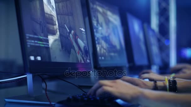 Tallinn, Estland - juli 20 2017: Close-up op Gamer handen op een Keyborad speelt Counter-Strike: Global offensief. — Stockvideo