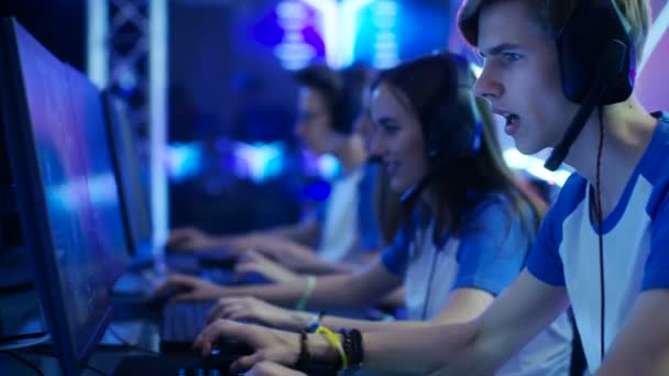 TALLINN, ESTÔNIA - JULHO 20 2017: Grupo de meninos e meninas jogando no DOTA 2 em uma arena de jogos especialmente projetada . — Vídeo de Stock