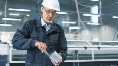 Kask içinde kıdemli mühendis metal nesneler ve kayıt ölçme