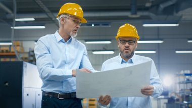 Lojistik merkezi depo, iki çalışanı planı hakkında konuşmak 