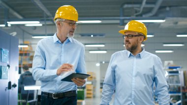 İki çalışanı tablet bilgisayar lojistik cent ile yürüyor