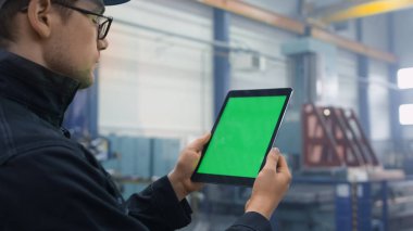 Bir tablet ile bir wo tarafından kullanılan yeşil mock-up ekran görüntüleri