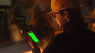 Yeşil ekran döküm ile bir telefon kullanarak. Endüstriyel Environme